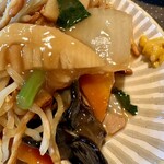 中国料理 堀内 - 太めの麺を一部カリカリにしてて食感楽しい
