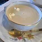 COFFEE LOTUS - ロイヤルミルクティーホット　850円？　　課金すると生クリーム付けられます
