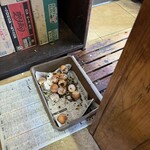 山口お好み屋 - 床にガラ入れ^^;