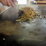 山口お好み屋 - そばを炒める店主