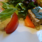 フォセッタ - 北海道・井ノ口さんのモッツァレラ・トマト・バジルのカプレーゼ&鶏レバーのテリーヌフォンダン仕立て＋自家製湘南野菜のピクルス