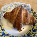 パンサク - 料理写真:クロワッサン２００円。  香り高い発酵バターを折り込んだクロワッサンです。