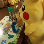 THE GUEST - ドリンクを飲むピカチュウ