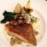 ラ・サンテ - 青ゾイのムニエル ヤリイカ添え アサリ貝のバターソース。魚皮目パリでアサリのソースが良い感じ♪
                  