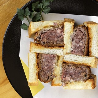 名物馬入りレアカツサンドや馬刺カルパッチョ等の店名にちなんだ