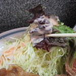 Ichizenya - 生姜焼きはたっぷりの野菜の上に乗って来ました、先ずは野菜を口に運んでビタミン補充です。
      