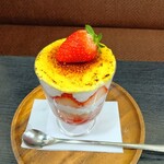 cafe しょぱん 和流津 - いちごブリュレパフェ