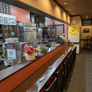懐かしさと温もりを感じる、昭和の面影残る店内◎