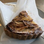 348284108 - 焼き林檎タルト　甘くて美味しい焼き林檎♪