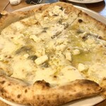 PIZZERIA ONDA - クアトロフォルマッジ