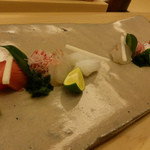 銀座 小十 - お造り（大間のまぐろ、平目、いか）ニュージーランドの塩で