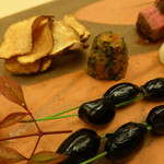 銀座 小十 - 菊芋のチップス、人参＆大根などの甘辛煮、黒豆