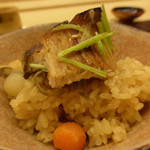 銀座 小十 - ブリ+ゴボウの土鍋炊き込みご飯。丸い人参、大根も良い味が染みていました