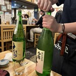 信州松本 アルプス食堂 - お姉さんがついでくれる
