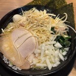 町田商店 - ネギラーメン　無料のタマネギ、ニンニク、生姜を投入