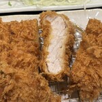 とんかつ多酒多彩 地蔵 - ロースカツのこの厚さ‼️