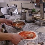 Pizzeria ALLORO - マルゲリータ作成中