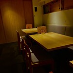 地鶏もも焼き 鳥刺し とりさくせす - テーブル席
