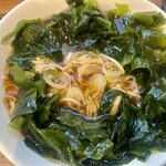 十割蕎麦 嵯峨谷 - ワカメをたっぷり〜ありがとうございます！