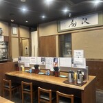 十割蕎麦 嵯峨谷 - テーブル席、壁や窓に向かったカウンター席があります