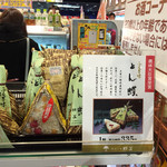 御菓子司 絹笠 - 棚の上に陳列してます。