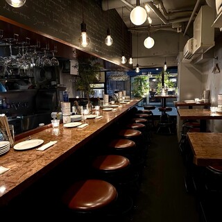 カウンター席はお一人様からデートまでお気軽にご利用ください。