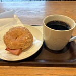 スターバックスコーヒー - ベーコンエッグチーズベーグルサンドとホットコーヒー