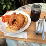 レインボーカフェ - 料理写真:チキンワッフル　1200円税込