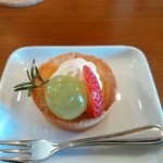 グリーティング - 自家製のケーキ。葉っぱは飾りだそうです。