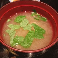 逸品料理屋 流石 - ランチの汁物は、お味噌汁に変わった模様。薄味で美味しい。