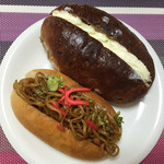 ヒヨシヤ - ミニ焼きそばコッペ100円、クルミルキー180円