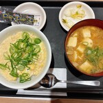 松屋 - 料理写真:得朝鶏そぼろたまご丼+豚汁変更
