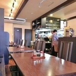 珍満茶楼 - 店内　中央～奥をのぞむ