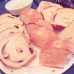 ダイニングキッチン プーハウス - パン食べ放題
      