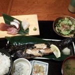 Sakana To Sake Hanatare - 天然鰤の塩焼き＆刺身4種盛り定食。1000円。天然鰤が売り切れで代わりに黒かますの干物でした。