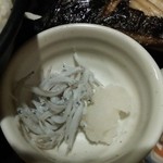 魚と酒 はなたれ - このお店が推しているしらすも付きます。