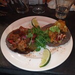 23 - 名物のタコス２種、チキンとサバのフリット