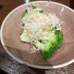 焼鳥どろまみれ - この日はブロッコリーのおひたし。ブロッコリーの良さが引き立ってて美味しかった。