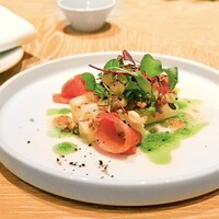 自家製サーモンマリネ ビーツとフェタのサラダ仕立て