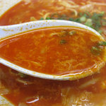 Hakata Ryuuryuuken - かき玉子も入ってます。トンコツラーメンのスープにキムチ漬の汁をブレンドしたようなカンジ。