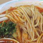 Hakata Ryuuryuuken - 麺は太めでコシがあって、美味しかったです。脂の量が気になったので、スープは残しちゃいました。