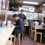 Hakata Ryuuryuuken - テーブル席とカウンター席があります。お店は明るいので、ブロガーにうれしいお店(笑)。