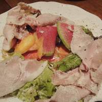 イル ビッライオ - 自家製豚スモークハムと鎌倉根菜のサラダ