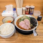 麺屋 つるる - 料理写真:超辛いらー麺+黒バラ海苔+チャーシュー1枚+卵かけご飯(具なし)。