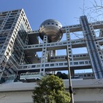 南風花 - 店舗近くの出入り口から見えるフジテレビ本社の球体