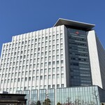 喫茶モアイ - 北側を望むと青空の日赤