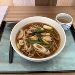 石臼粗挽き 手打そば 幻庵 - かしわそば全景
