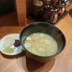 幸丼 - 味噌汁と漬物