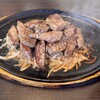 田中屋レストラン - ジュウジュウの鉄板の上には、たっぷりのカットステーキ