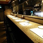 Casa tua Satoh - 店内はカウンター席のみ10席です。